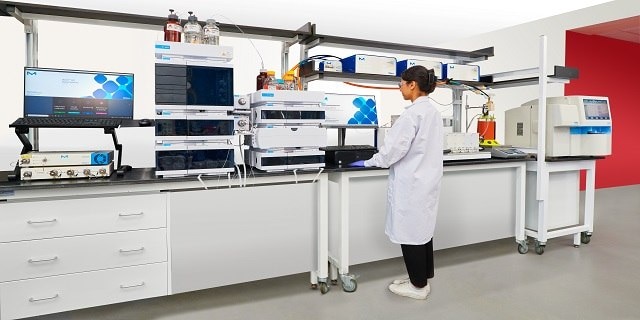 Scientist in a lab in front of a computer using bio4c processpad.