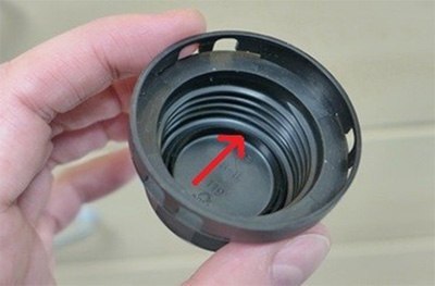 Additional sealing groove in the S40 screw cap 