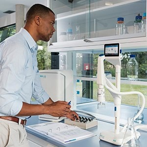 A Milli-Q certified field service engineer performs a qualification procedure on a water system.