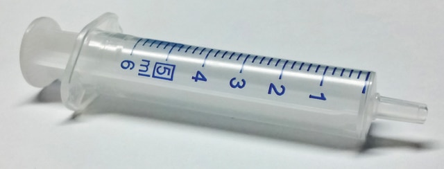 Syringe PP/PE without needle luer slip tip, centered, capacity 5&#160;mL, graduated, 0.2&#160;mL, sterile